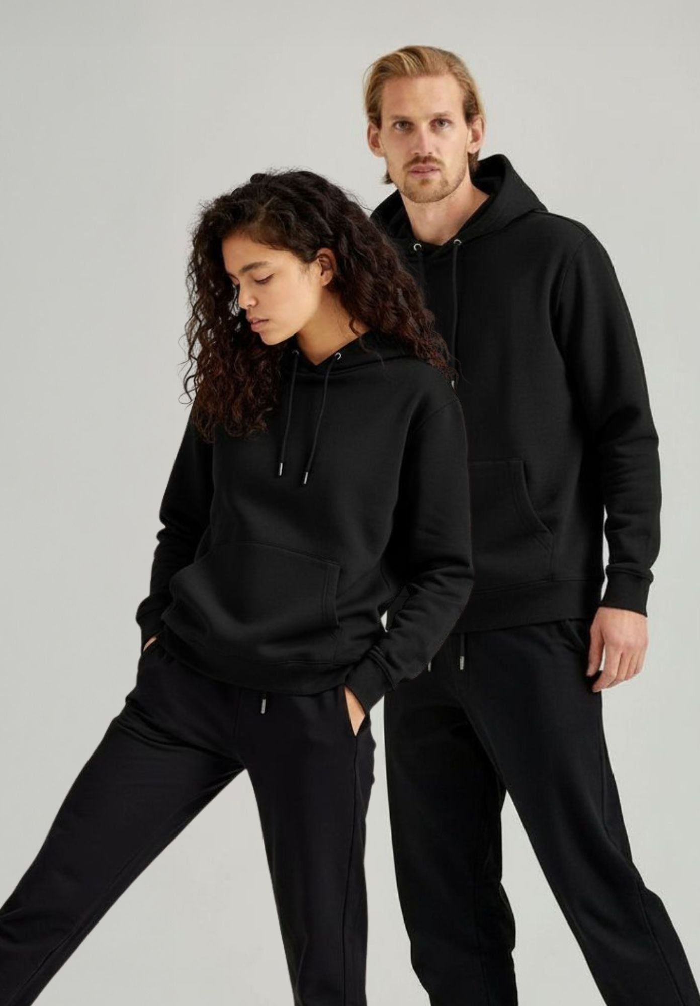 Relax Bundle black für Frauen (Hoodie + Joggingpants + Warm High Socks)